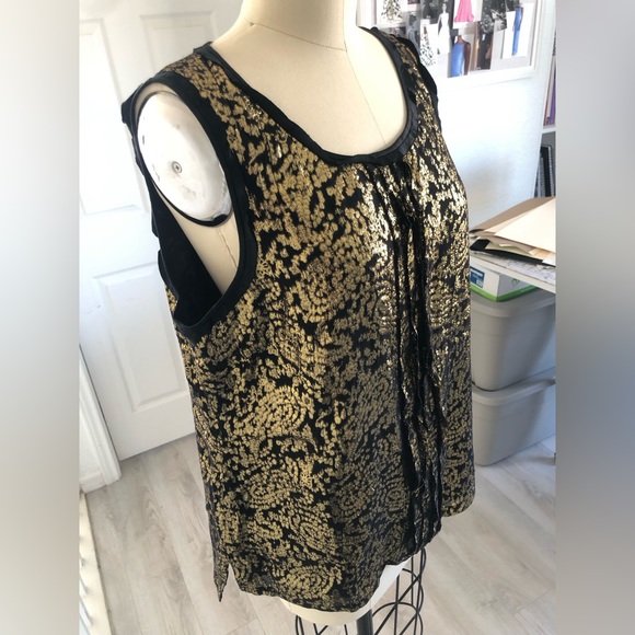 Sleeveless metallic top. - Picture 2 of 14